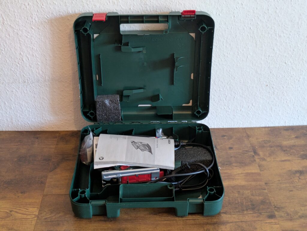 Koffer der Bosch PST 900 PEL Stichsäge geöffnet