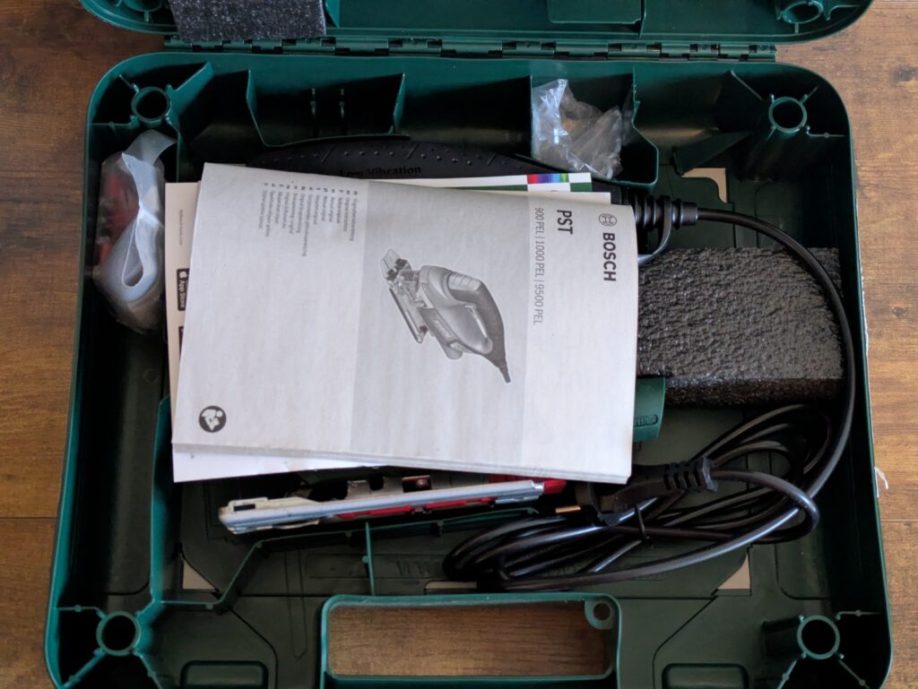 Koffer der Bosch PST 900 PEL Stichsäge geöffnet (2)