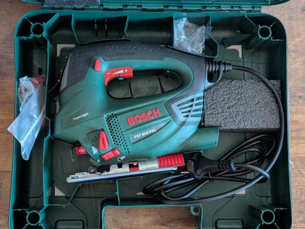 Koffer der Bosch PST 900 PEL Stichsäge geöffnet (3)