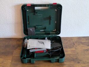 Koffer der Bosch PST 900 PEL Stichsäge geöffnet