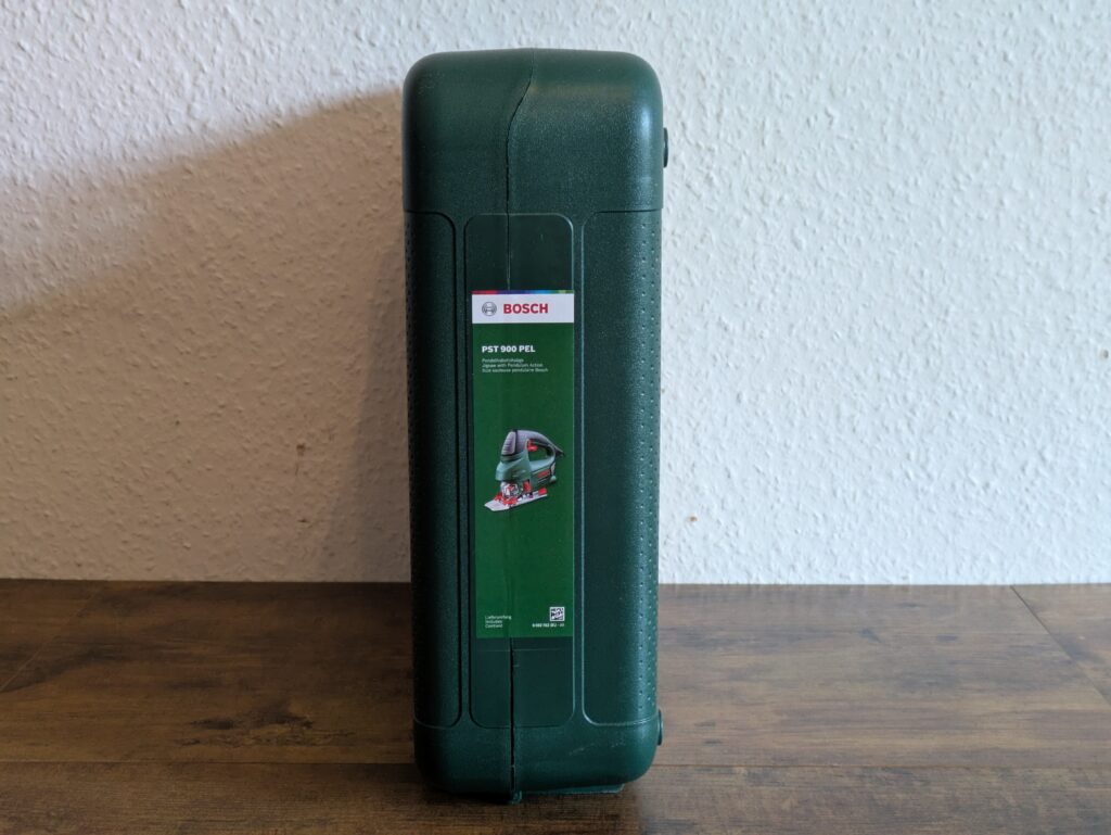 Koffer der Bosch PST 900 PEL Stichsäge von rechts