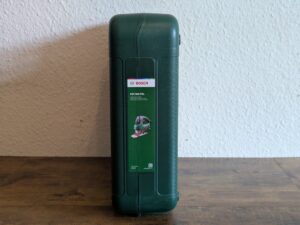 Koffer der Bosch PST 900 PEL Stichsäge von rechts