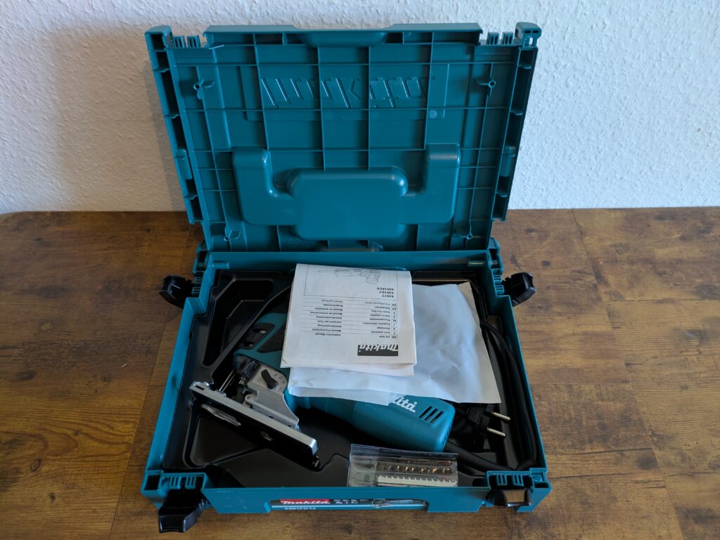 Koffer der Makita 4351 FCTJ Stichsäge geöffnet