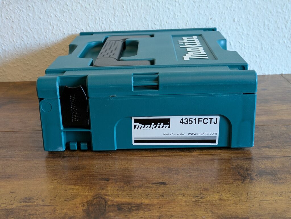 Koffer der Makita 4351 FCTJ Stichsäge von rechts