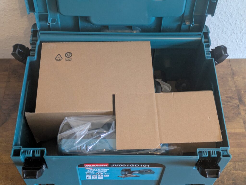 Koffer der Makita JV001GD101 Stichsäge geöffnet