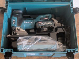 Koffer der Makita JV001GD101 Stichsäge geöffnet in der Nahansicht