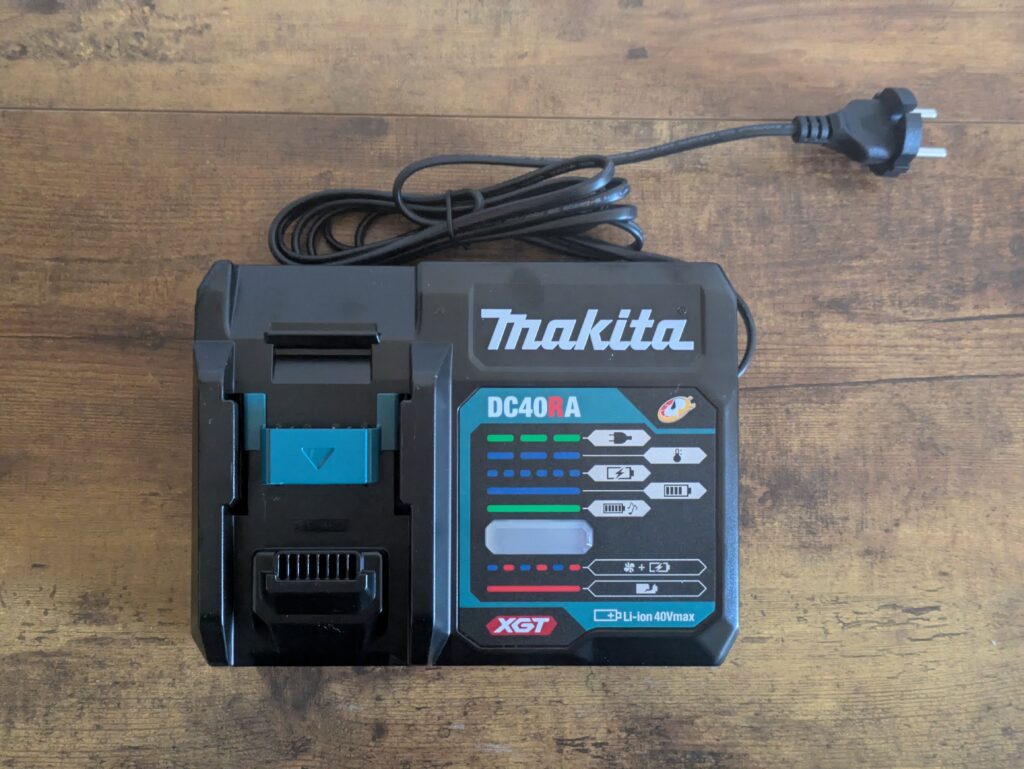 Ladegerät der Makita JV001GD101 Stichsäge