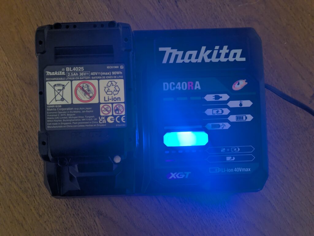 Ladegerät der Makita JV001GD101 Stichsäge beim Laden