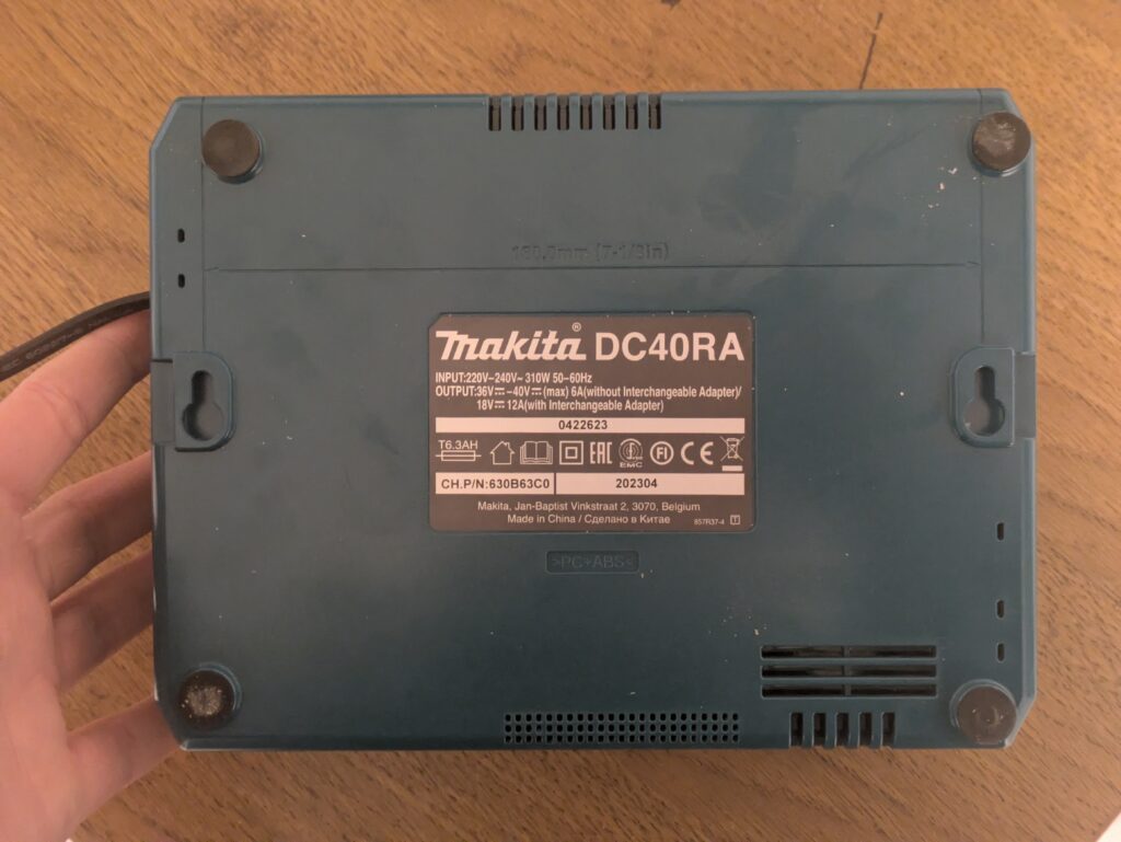 Ladegerät der Makita JV001GD101 Stichsäge von unten