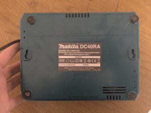 Ladegerät der Makita JV001GD101 Stichsäge von unten