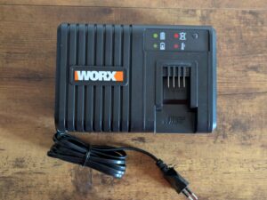 Ladegerät der WORX Nitro WX542 Stichsäge