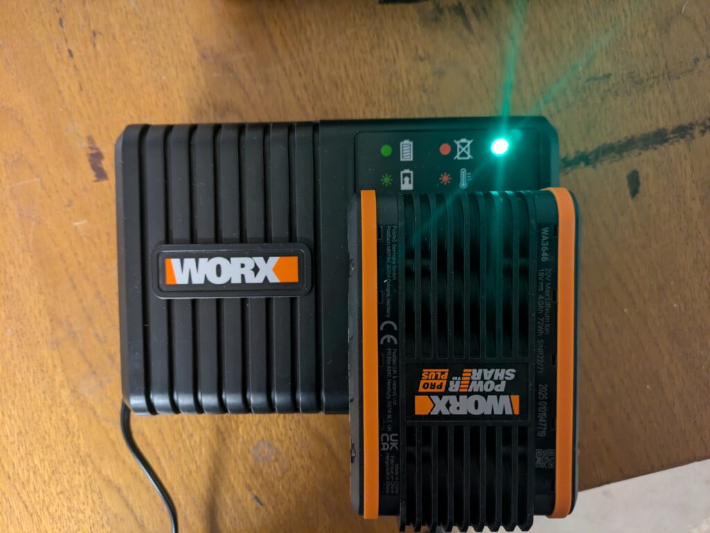 Ladegerät der WORX Nitro WX542 Stichsäge im Einsatz