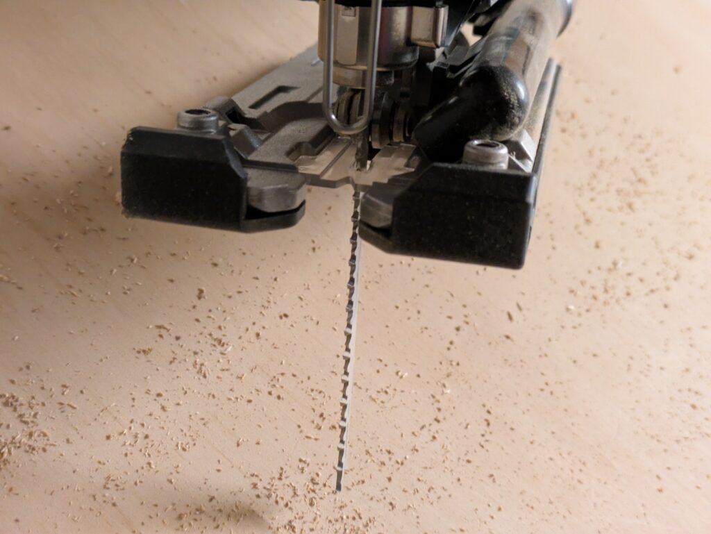 Makita 4351 FCTJ Stichsäge mit Sägeblatt von vorne