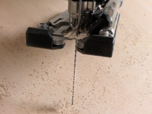 Makita 4351 FCTJ Stichsäge mit Sägeblatt von vorne