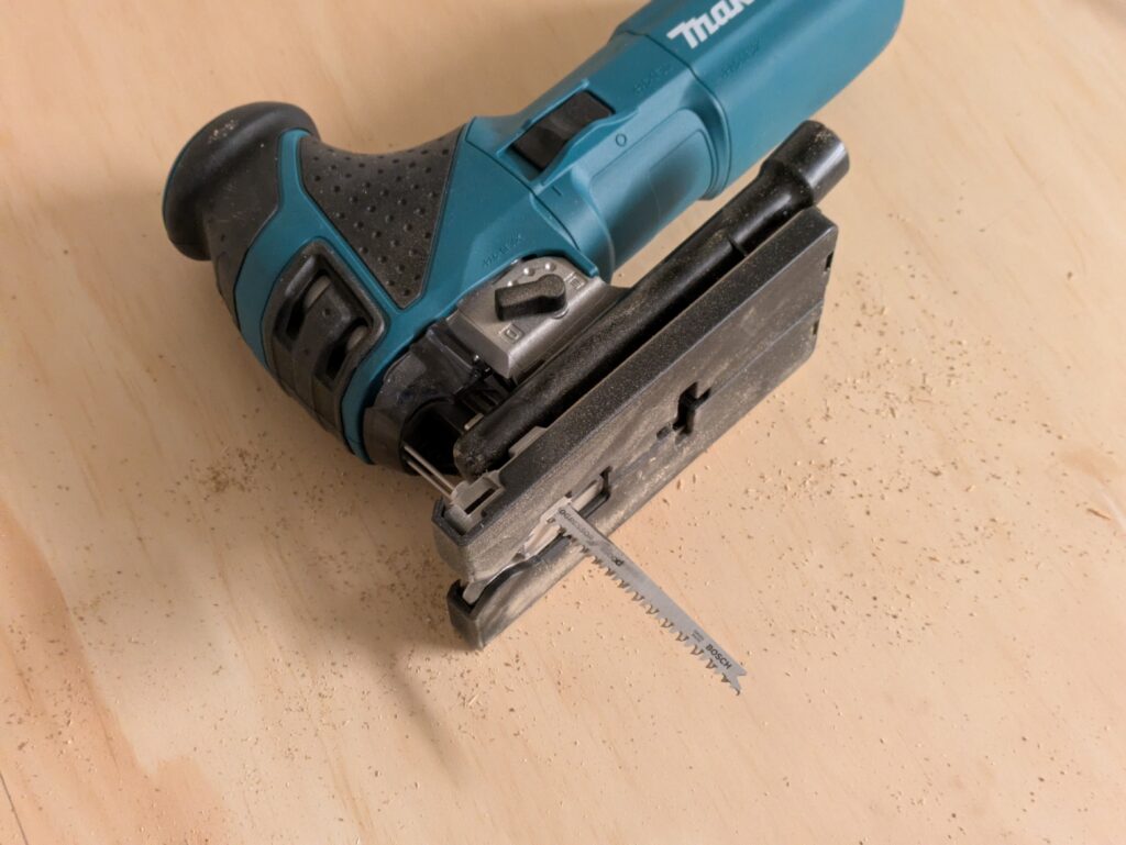 Makita 4351 FCTJ Stichsäge mit Sägemehl