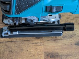 Makita 4351 FCTJ Stichsäge mit montierten Saugeradapter