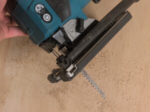 Makita JV001GD101 Stichsäge mit Sägeblatt angewinkelt
