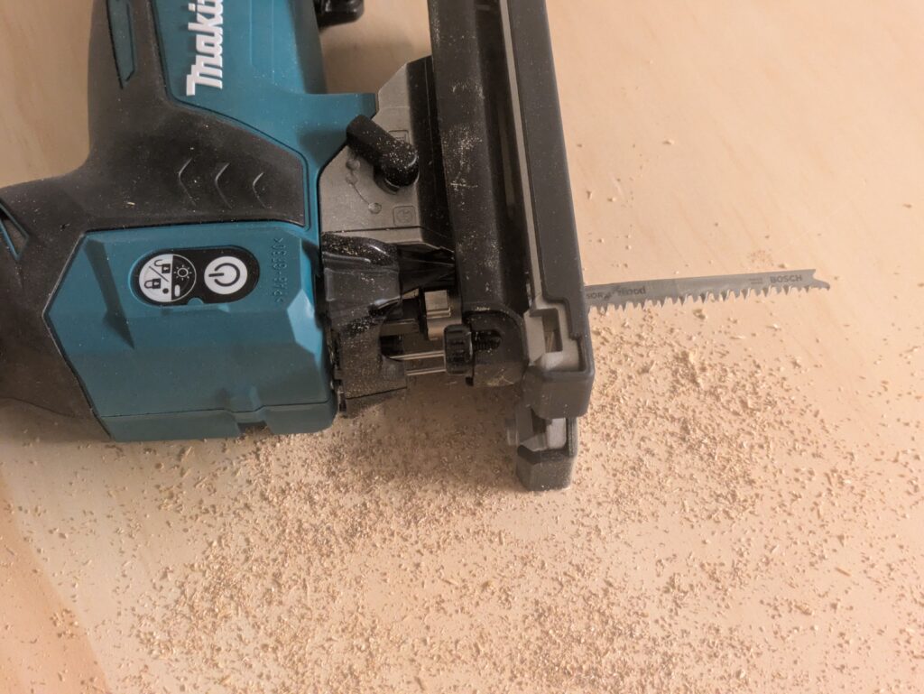 Makita JV001GD101 Stichsäge mit Sägeblatt von der Seite