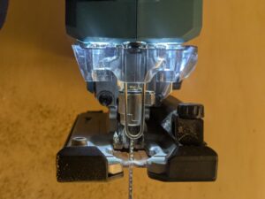 Makita JV001GD101 Stichsäge mit Sägeblatt von vorne