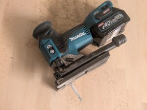 Makita JV001GD101 Stichsäge mit Sägemehl
