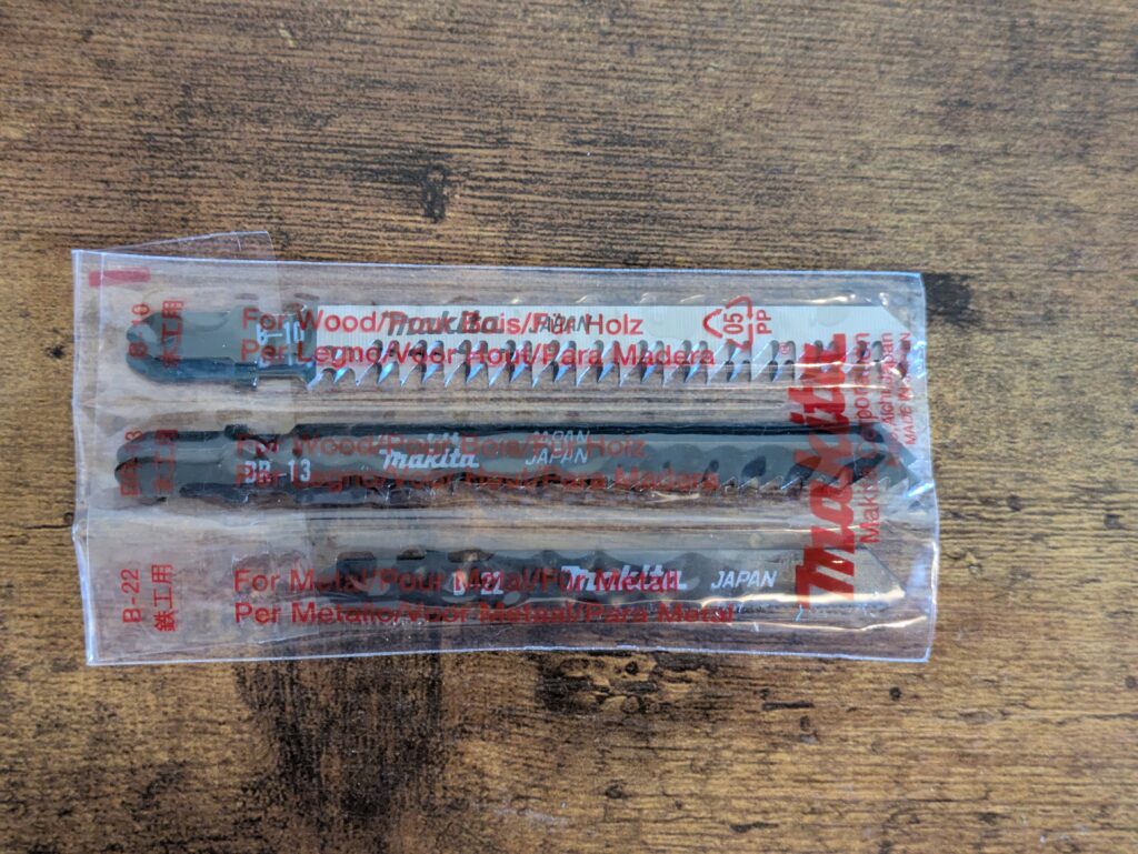 Sägeblätter der Makita 4351 FCTJ Stichsäge verpackt