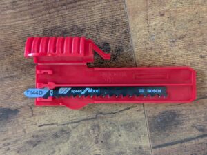 Sägeblattdepot der Bosch PST 900 PEL Stichsäge geöffnet