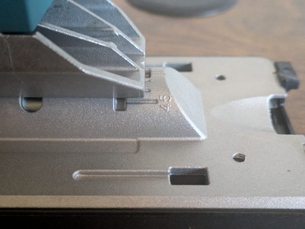 Sägeschuh der Makita JV001GD101 Stichsäge von der Seite