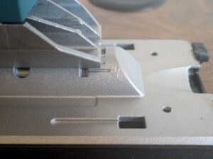 Sägeschuh der Makita JV001GD101 Stichsäge von der Seite