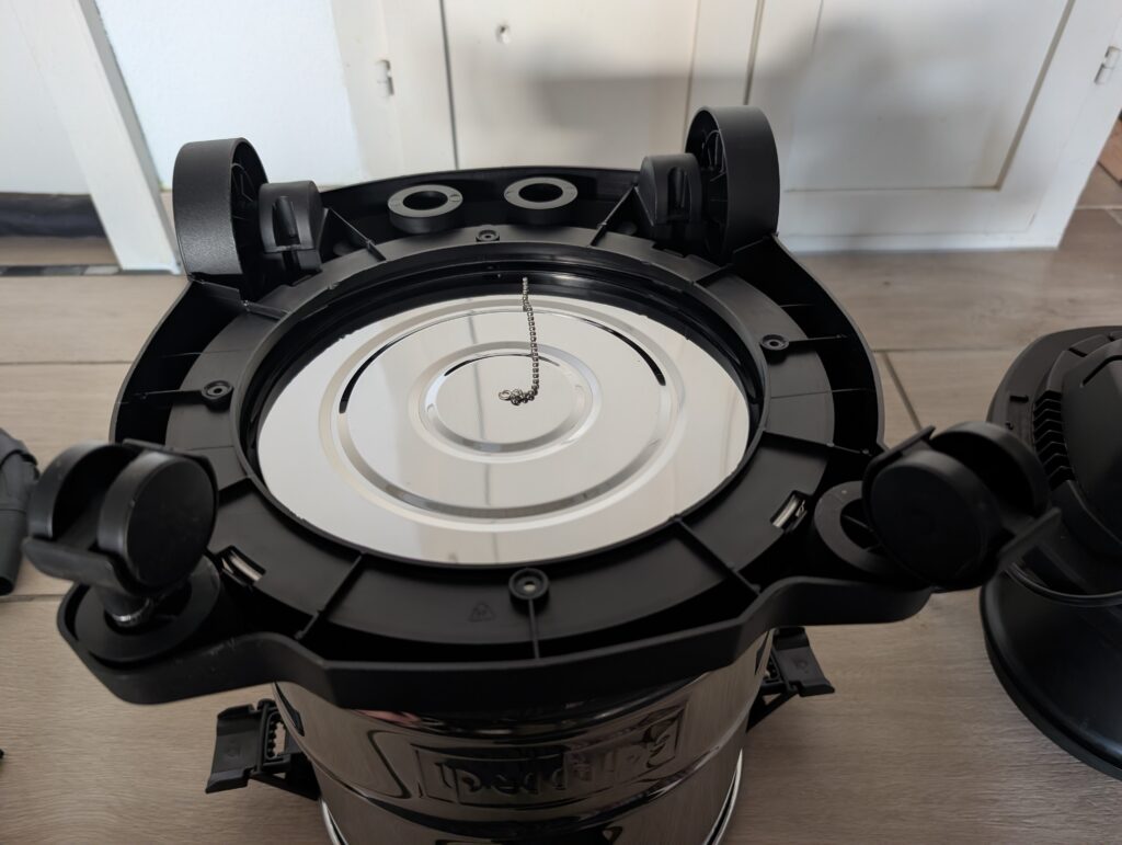 Scheppach SprayVac20 Waschsauger Ansicht von unten mit Lenkrollen und Rädern