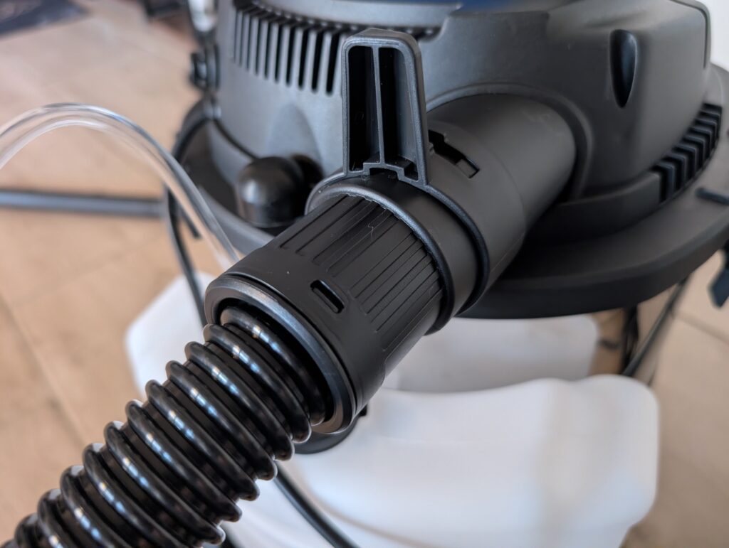 Scheppach SprayVac20 Waschsauger Saugschlauch angeschlossen