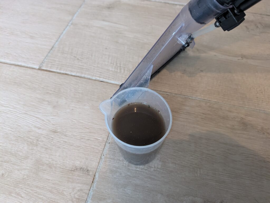 Scheppach SprayVac20 Waschsauger Schmutzwasser nach Teppichreinigung 2