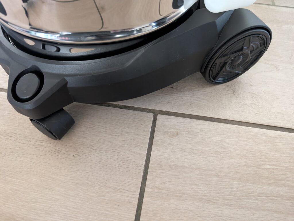 Scheppach SprayVac20 Waschsauger Seitenansicht mit Lenkrollen und Rädern