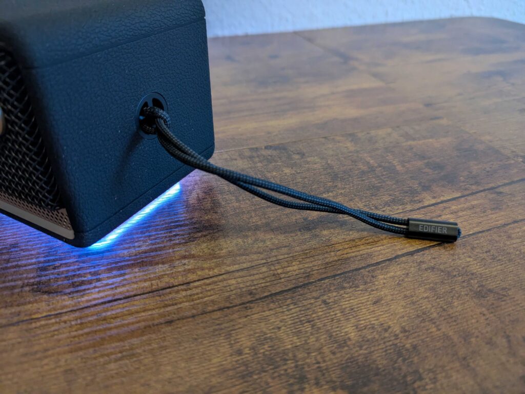 Schlaufe des Edifier ES60 Lautsprechers montiert