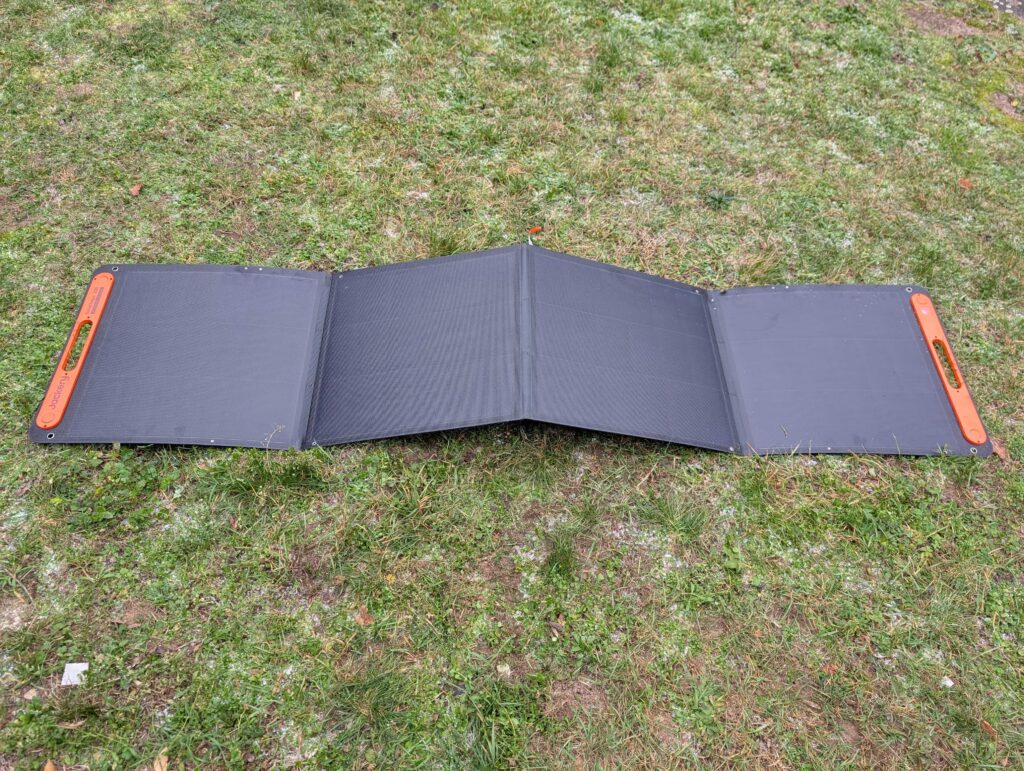 Solarpanel der Jackery 1000 v2 Powerstation auf Gras