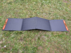 Solarpanel der Jackery 1000 v2 Powerstation auf Gras