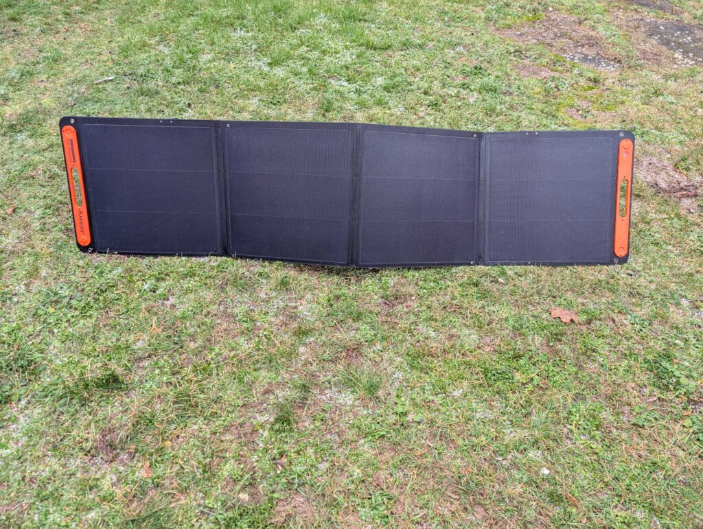 Solarpanel der Jackery 1000 v2 Powerstation aufgestellt von vorne