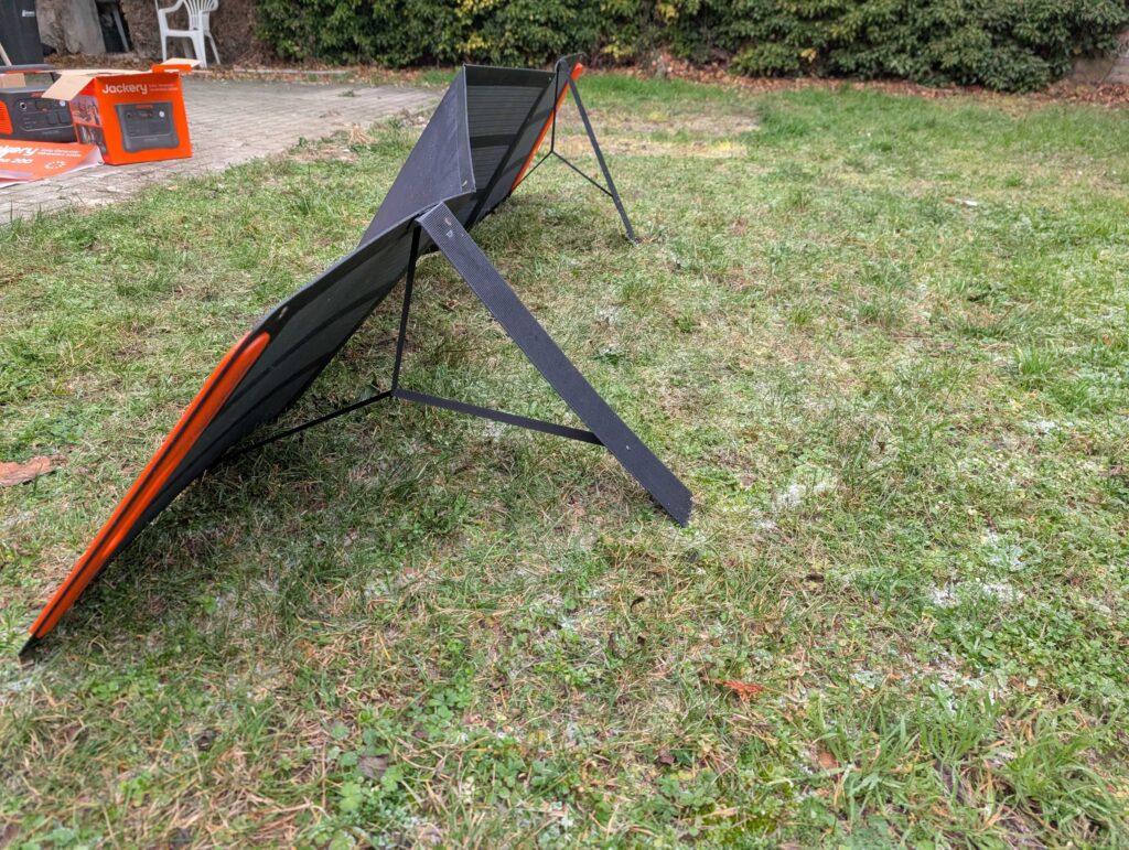 Solarpanel der Jackery 1000 v2 Powerstation aufgstellt von der Seite