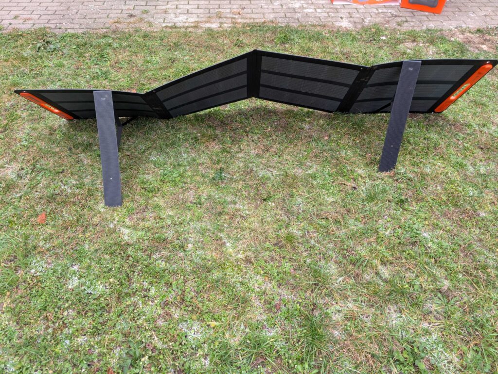 Solarpanel der Jackery 1000 v2 Powerstation aufgstellt von hinten