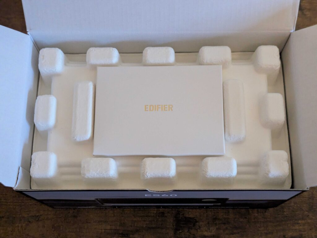 Verpackung des Edifier ES60 Lautsprechers geöffnet
