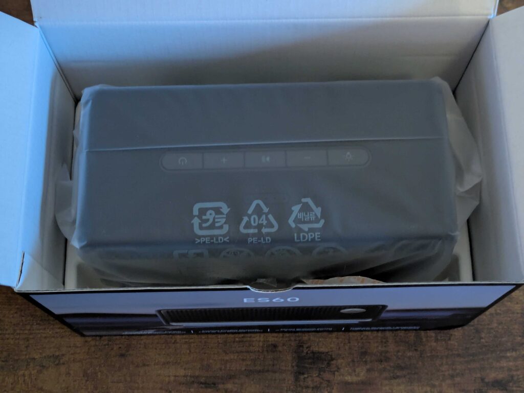 Verpackung des Edifier ES60 Lautsprechers geöffnet (2)