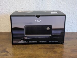 Verpackung des Edifier ES60 Lautsprechers von vorne