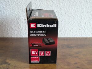 Verpackung des Ladegeräts der Einhell TE-JS 1880 Li – Solo Stichsäge von der Seite