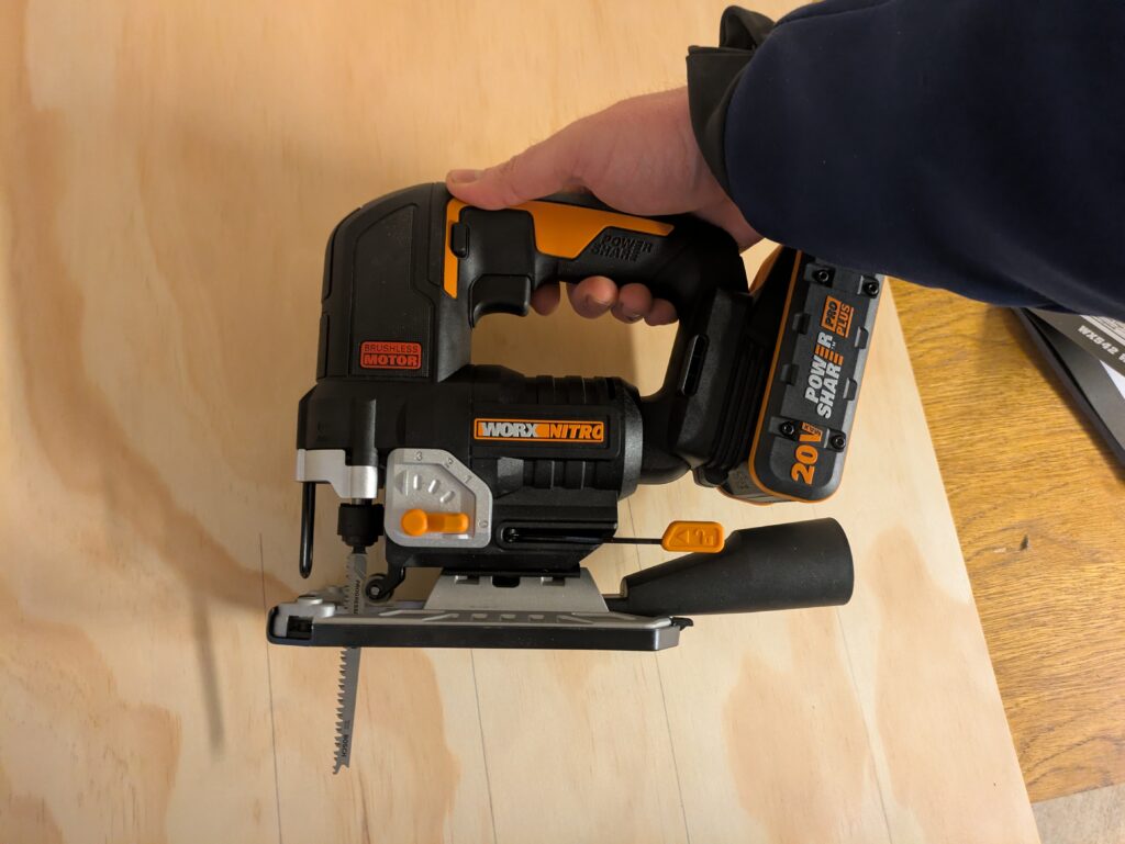 WORX Nitro WX542 Stichsäge im Einsatz