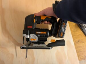WORX Nitro WX542 Stichsäge im Einsatz