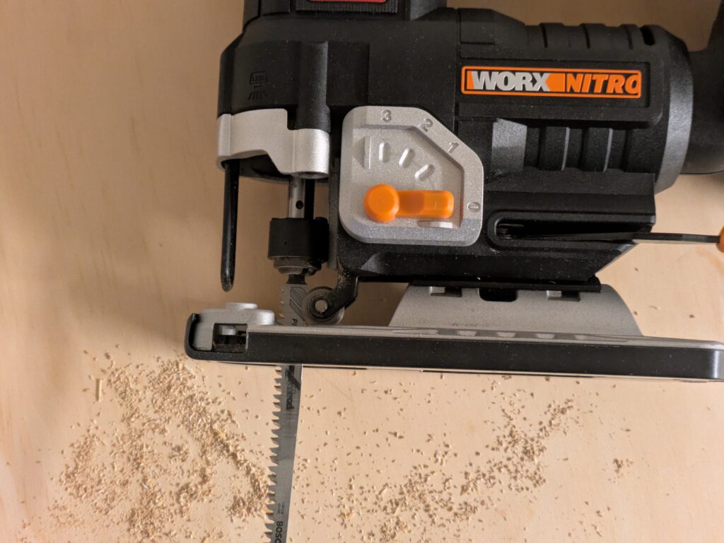 WORX Nitro WX542 Stichsäge mit Sägeblatt