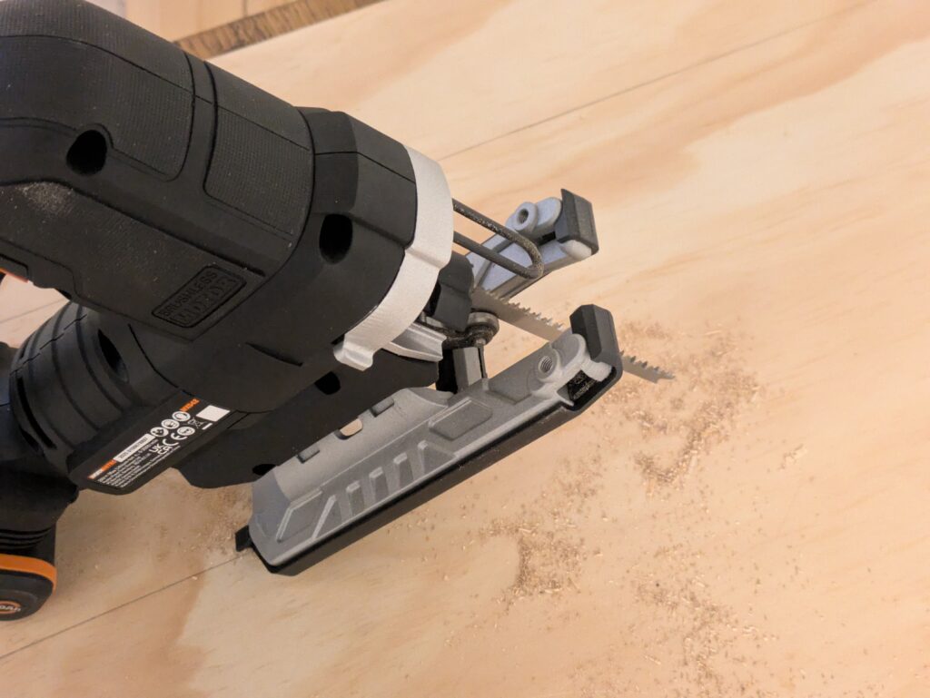 WORX Nitro WX542 Stichsäge mit Sägeblatt von der Seite
