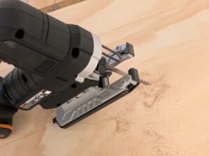WORX Nitro WX542 Stichsäge mit Sägeblatt von der Seite