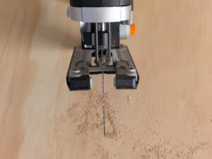 WORX Nitro WX542 Stichsäge mit Sägeblatt von vorne