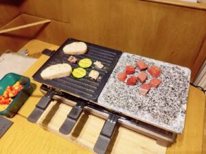 Rommelsbacher RCS 1350 Raclette Natursteinplatte im Betrieb