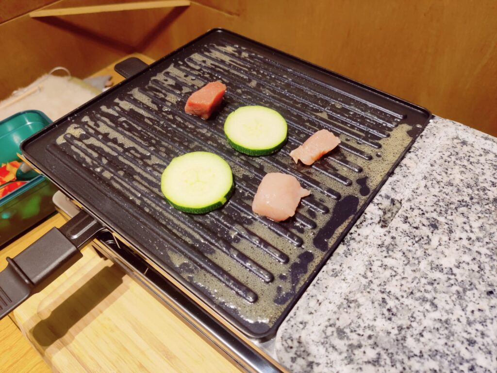 Rommelsbacher RCS 1350 Raclette Grillplatte im Betrieb